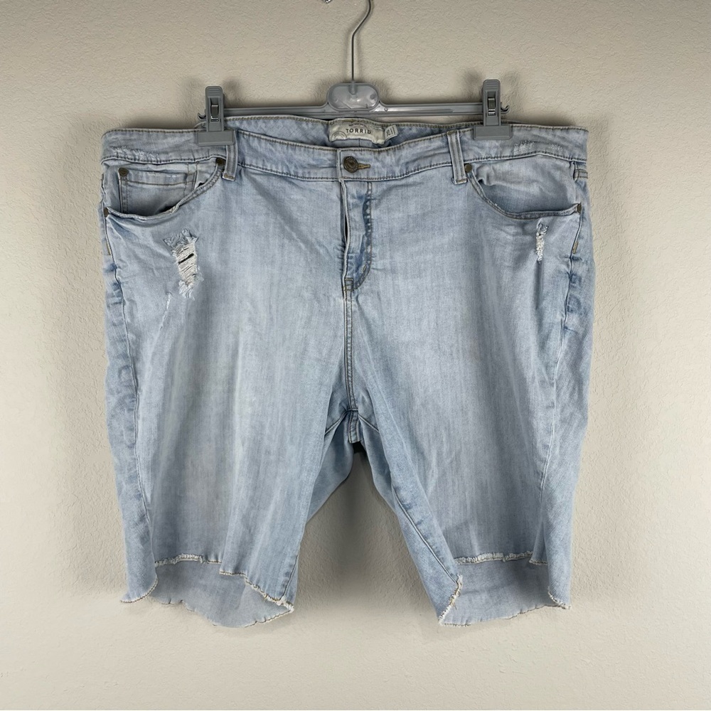 Torrid Light Wash Distressed Raw Hem Denim Jean Shorts Size 26